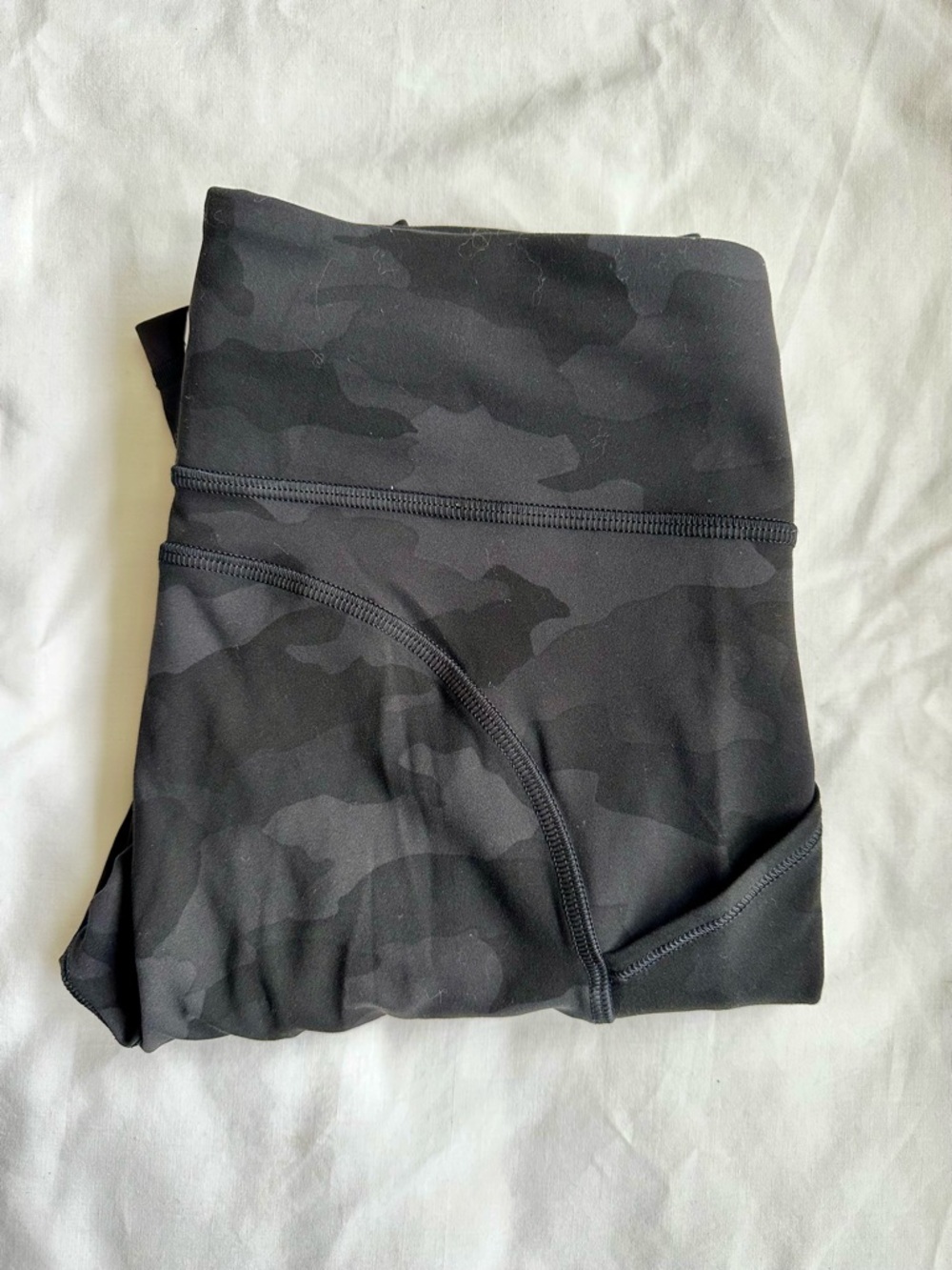 Lululemon High Rise Black Camo Leggings Size 6, 27” inseam